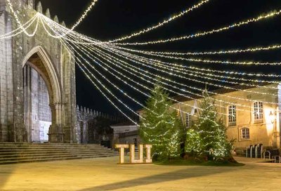 La magia de la Navidad ilumina las calles y plazas de Tui con decoraciones nicas