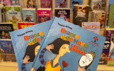 Navidad literaria en Tui: cuentos clsicos como obsequio para los ms pequeos