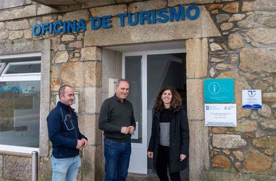 Nuevas mejoras en accesibilidad y servicios en la oficina de turismo de Oia