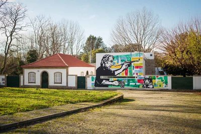 Restaurado el mural de Ana Torrie en homenaje a Jaime Isidoro en Vila Nova de Cerveira