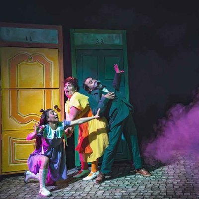 Risas y valores en A Guarda con la comedia musical Pum! Pum! Quen hai?
