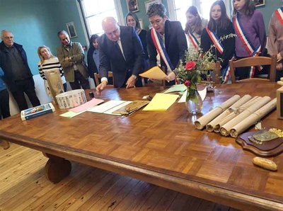 Arbo y Sainte-Terre estrechan lazos con el hermanamiento oficial basado en la tradicin de la lamprea