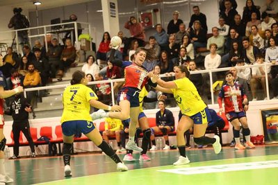 El Mecalia Atltico Guards se impone al Rocasa Gran Canaria y sigue lder de la Liga Guerreras Iberdrola