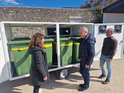 Oia pone en marcha un punto limpio mvil y una furgoneta elctrica gracias a una ayuda de la Xunta