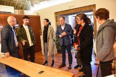 Arte en madera y resina: la creatividad de Gonalo Evangelista llega a la Loja de Turismo de Valena
