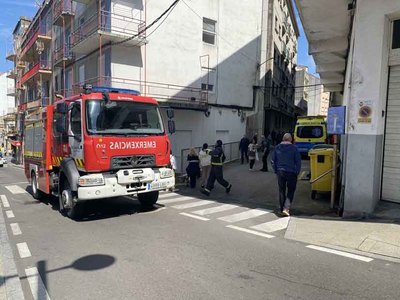 Un hombre resulta herido en un incendio en una vivienda de la ra Lagartosa en A Guarda