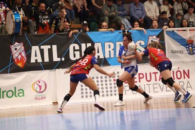 Victoria pica del Guards en A Sangria para mantener el liderato de la Liga Guerreras Iberdrola