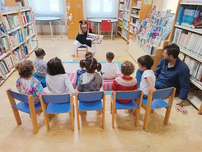 Nios y nias de Tui descubren la lectura en su primera visita a la Biblioteca Pblica Municipal
