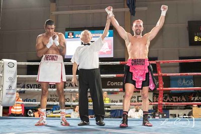 El goians Charly Lpez suma una nueva victoria profesional en una gran velada de boxeo en O Porrio