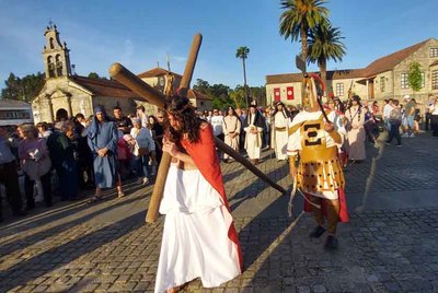 El Va Crucis de Salvaterra de Mio regresa al recinto amurallado con una emotiva representacin