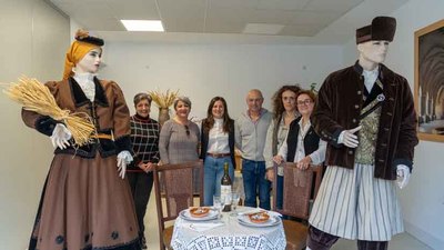 El traje tradicional de Tui protagoniza una exposicin especial durante las Festas de San Telmo