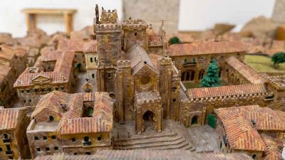 Tui en miniatura: 75 maquetas recrean la historia local en la exposicin de Jos Martnez Clotet