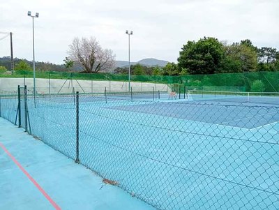 El Concello de Tui renueva las pistas de tenis de Areas con mejoras en iluminacin, vallado y vestuarios