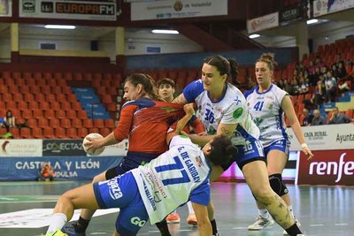 El Guards se complica el pase a semifinales tras perder 34-28 ante el Aula Valladolid