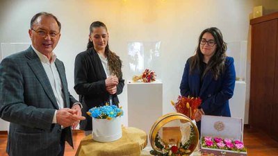 Valena acoge la exposicin -Encanto de Flor- en la Loja de Turismo