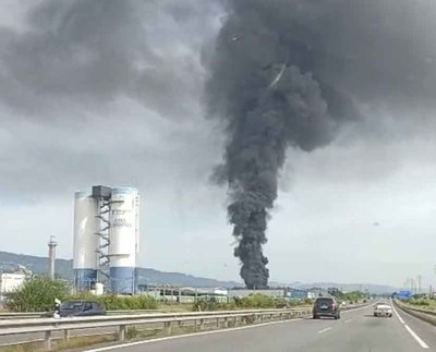 Alarma en O Porrio por un incendio en una planta de reciclaje del polgono de A Granxa