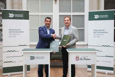Luis Lpez y el alcalde de As Neves firman un convenio para modernizar el complejo deportivo de A Caa