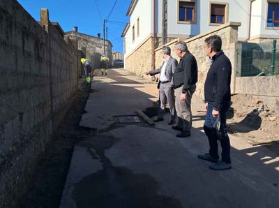 A Guarda renueva 90 metros de tubera en Salcidos para evitar fugas de agua