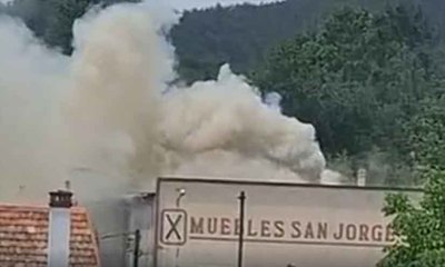 Incendio en Salceda de Caselas afecta a una nave industrial de la empresa Muebles San Jorge