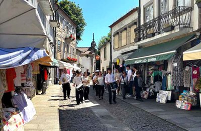 Valena impulsa el comercio local con animacin musical y etnogrfica en sus calles histricas
