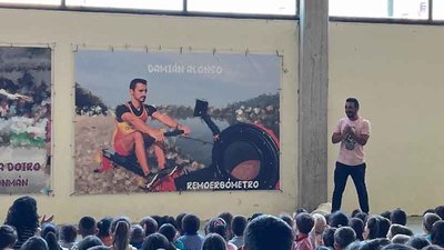 Damin Alonso recibe un emotivo homenaje en el colegio Sinde de A Guarda