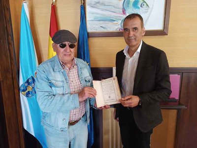 Un vecino de Tui dona un raro ejemplar de 1776 sobre San Telmo a la Biblioteca Municipal