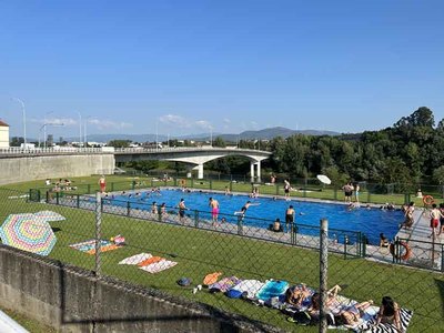 Piscina municipal de Salvaterra: ocio familiar y cursos de natacin desde el 28 de junio