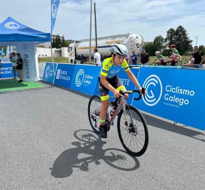 La ciclista rosaleira Zoe Rodrguez, convocada por la Seleccin Gallega para competir en el Nacional Escolar