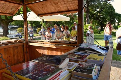 Valena inaugura su Biblioteca de Jardn para fomentar la lectura al aire libre este verano