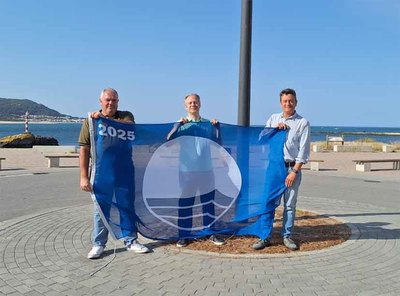 Las banderas azules ya ondean en las playas de A Guarda