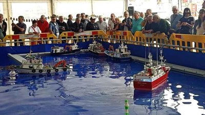Maquetas, embarcaciones y talleres familiares protagonizan la Rosegha 2025 en el puerto de A Guarda