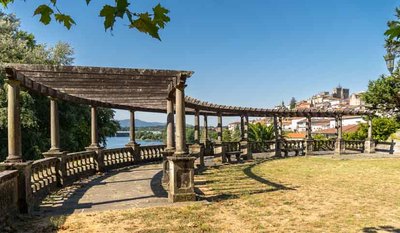 Tui inaugura sus rutas patrimoniales con un paseo literario guiado por Marga do Val