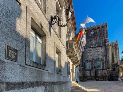 Iaki Echeveste conoce de primera mano el patrimonio judo de Tui como nuevo responsable de la Red de Juderas