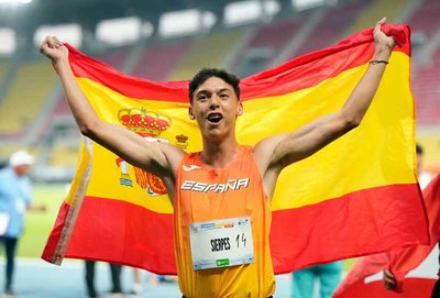 El atleta gallego Alex se cuelga la medalla de plata en el Festival Olmpico de la Juventud Europea