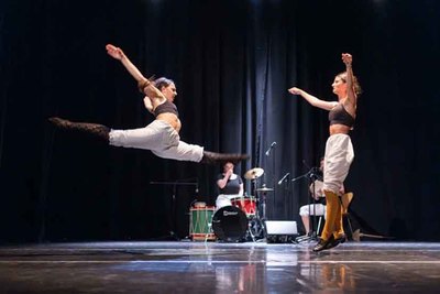 A Guarda acoge el espectculo de danza -O que non se ve- dentro de Cultura no Camio
