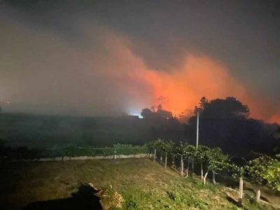 Incendio en Pieiro (Tomio) obliga a desalojar casas durante la madrugada