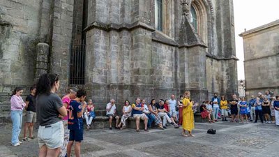 Ms de un centenar de personas descubren la escultura gtica y romnica de la Catedral de Tui