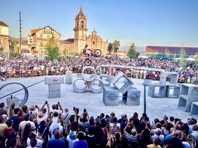 xito rotundo en O Rosal: Gabriel Marcelli rene a miles de aficionados en una noche de motor, msica y gastronoma