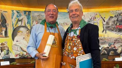 El presidente de Bodegas Matarromera, Carlos Moro, recibe el nombramiento de Cofrade Numerario en Salvaterra de Mio
