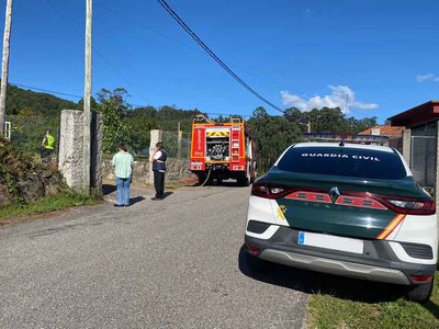 Bomberos sofocan un incendio en un alpendre en Martn, O Rosal