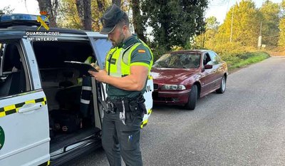 Conduca sin carn, sin seguro y con la ITV caducada: la Guardia Civil intercepta a un vecino de Tui en la A-55 en O Porrio