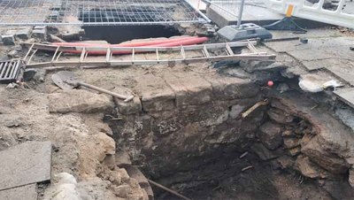 La reforma de la Praza da Estrela en Tui se replantea tras el hallazgo de vestigios de la muralla medieval