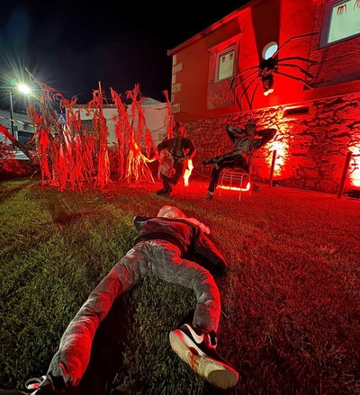 Vecinos de A Guarda convierten su vivienda en punto obligado de Halloween: fotos, aplausos y nios sorprendidos