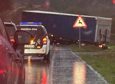 Un triler pierde el control en Forcadela(Tomio) y causa importantes retenciones entre Tui y A Guarda