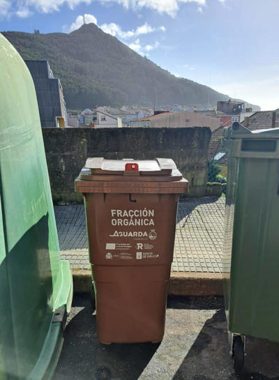 A Guarda instala el contenedor marrn para residuos orgnicos en el centro urbano
