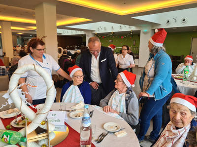 Cerca de 200 personas mayores disfrutaron del tradicional Almuerzo de Navidad en Vila Nova de Cerveira