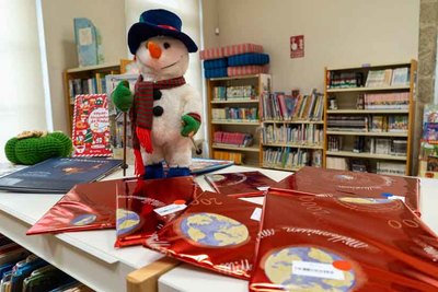 La Biblioteca Municipal de Tui impulsa la solidaridad con un mercadillo de libros y préstamos sorpresa La Biblioteca Municipal de Tui impulsa la solidaridad con un mercadillo de libros y préstamos sorpresa