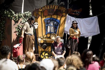 El Teatro Ghazafelhos llena de humor y misterio la plaza Avelino Vicente de A Guarda este viernes
