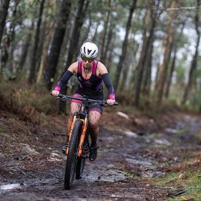 La guardesa Elsa Pena vence en un duro Duatl�n de Reis en Vimianzo