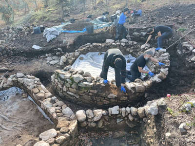 Avanzan los trabajos de consolidaci�n de las viviendas castrexas y se encuentran nuevas piezas cer�micas en el Pico da Bandeira, en el Monte Torroso